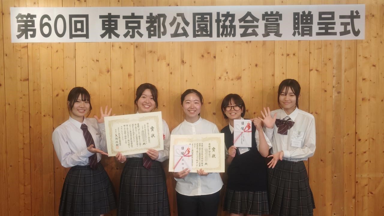 受賞した卒業生と一緒　名前消し済み.JPG
